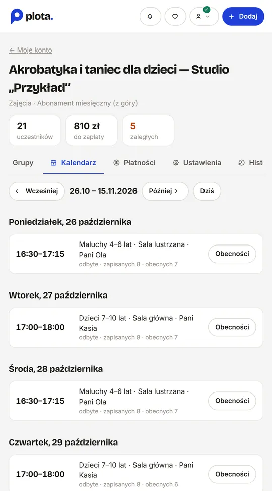 Kalendarz zajęć z trzema grupami — godziny, sala, prowadzący, liczba zapisanych i obecnych — na telefonie (przykładowe dane)