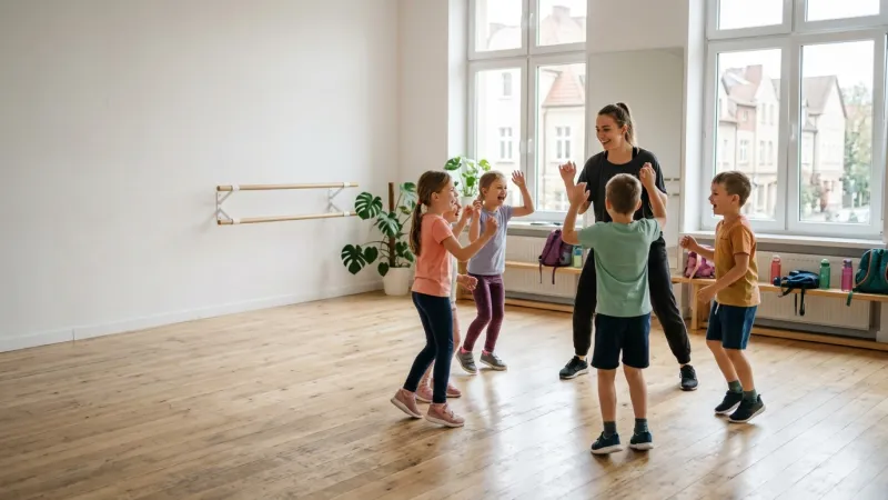 Zajęcia taneczne dla dzieci w jasnej sali — instruktorka prowadzi uśmiechniętą grupę