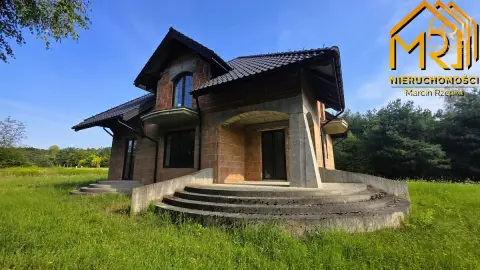 Dom jednorodzinny w stanie do wykończenia z dużą d — Wierzchosławice