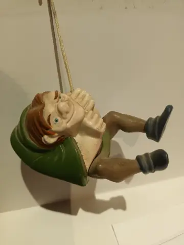 Figurka Quasimodo wisząca na sznurku