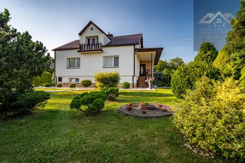 Solidny dom do zamieszkania + budynki gospodarcze — Lisia Góra
